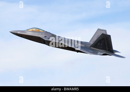 F-22 Raptor piano azionato dalla US Air Force arrampicata fuori dopo il decollo da RAF Fairford. Aeromobile è un Lockheed Martin F Raptor. Foto Stock