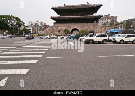 Porta di Dongdaemun (Heunginjimun), grande porta est, Seoul, Corea del Sud; 동대문 Foto Stock