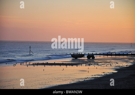 Cromer Beach all'alba, Cromer, Norfolk, Inghilterra, Regno Unito Foto Stock