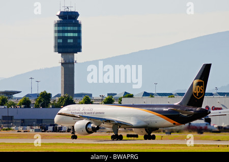 Un UPS (United Parcel Service) Boeing 757 jet decolla dall'Aeroporto Internazionale di Vancouver. Foto Stock