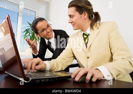 Ritratto di due colleghi consultazione sulle nuove idee in ufficio Foto Stock