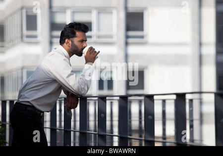 Imprenditore di pensiero e di bere il caffè Foto Stock