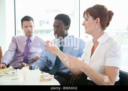 La discussione durante il pranzo di lavoro Foto Stock