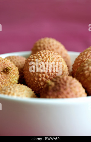 Litchi freschi in una ciotola Foto Stock