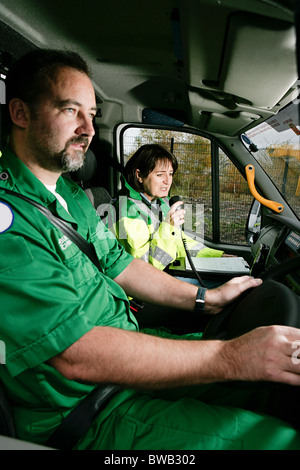 Driver e operatore radio in ambulanza Foto Stock