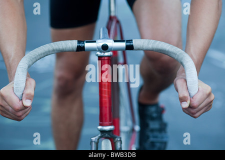 Le mani sul ciclista e il manubrio Foto Stock