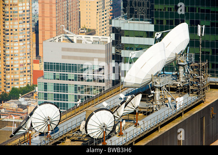 Le antenne paraboliche e edifici di New York Foto Stock