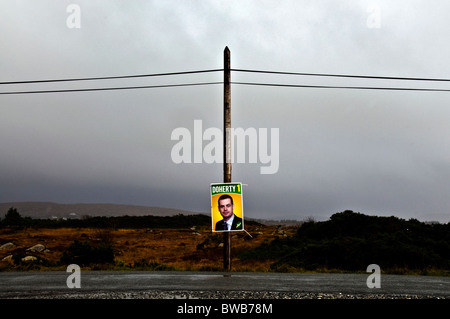 Donegal a sud-ovest da-elezione poster Sinn Féin's Pearse Doherty Foto Stock