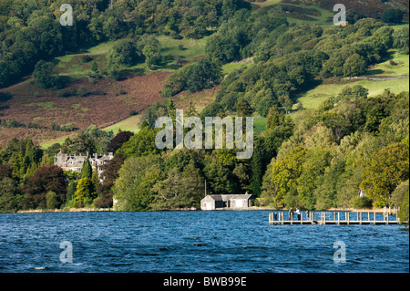 La riva del lago di Windermere Foto Stock