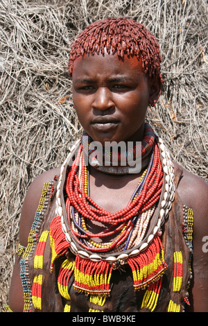 Hamer Tribe Donna, Turmi, Valle dell'Omo, Etiopia Foto Stock