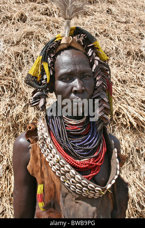 Anziani Karo tribù donna che indossa collana di perle nella valle dell'Omo Etiopia Foto Stock