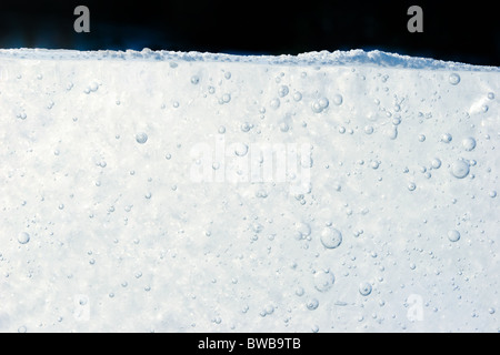 Macro immagine della fusione del ghiaccio sotto snowcover Foto Stock