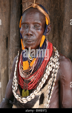 Anziani Karo tribù donna che indossa collana di perle nella valle dell'Omo Etiopia Foto Stock