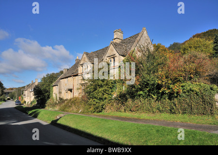 La strada principale di Whittington, Gloucestershire, Regno Unito Foto Stock