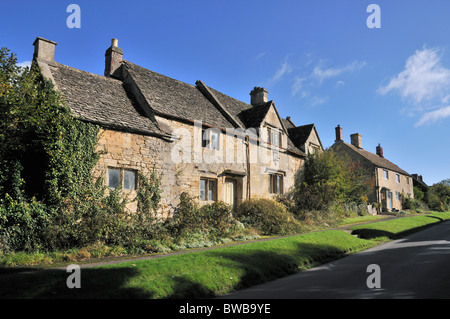 La strada principale di Whittington, Gloucestershire, Regno Unito Foto Stock