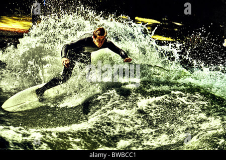 Navigare sul fiume Isar, sull'onda Eisbach, vicino al Haus der Kunst , una nuova attrazione turistica di Monaco di Baviera, Germania. Foto Stock