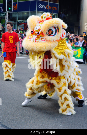 Southern di stile cinese la danza del leone essendo effettuata durante il Nuovo Anno Cinese parade; dancing lion; cinese la danza del leone; ballerino in costume di Lion Foto Stock