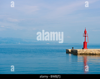 Pier nel mare Adriatico. Vista dalla banchina di Opatija, una cittadina turistica sulla costa croata. Popolare destinazione turistica. Foto Stock