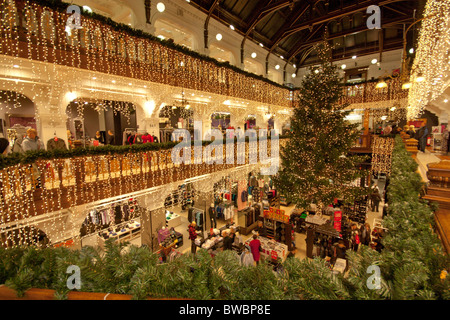 Jenners albero di Natale, impostare nella sala principale a Jenners department store, Edimburgo, Scozia, Regno Unito, Europa Foto Stock