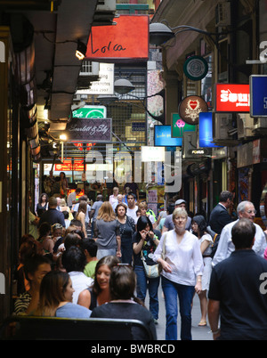 Uno dei famosi laneways di Melbourne. Per i giorni feriali a pranzo sono impegnati a volte qui. Foto Stock