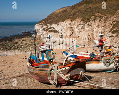 Spiaggiata Cobles e Chalk scogliere a nord lo sbarco Flamborough Yorkshire Regno Unito Foto Stock