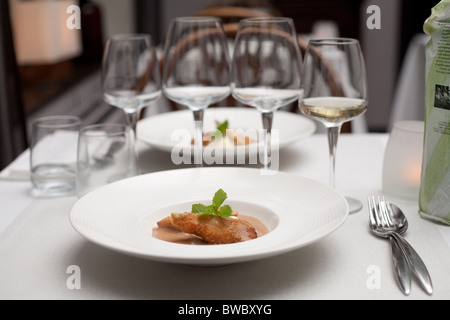 Colpo di una piastra con banana cotta su un set table Foto Stock