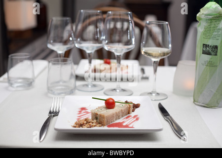 Dolce fatto di blu il formaggio e il pane con uvetta e nocciole presentato su una piastra e un set table Foto Stock