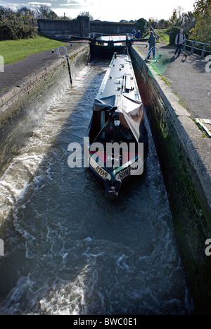 Canal Boat arrivando fino in blocco sul Grand Union Canal northampton Foto Stock