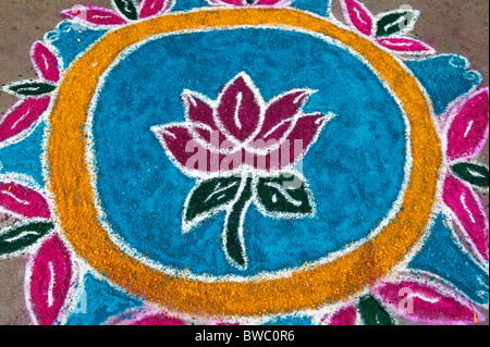 Motivi floreali colorati Rangoli design festival in un Indiano street. Puttaparthi, Andhra Pradesh, India Foto Stock