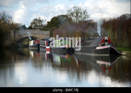 Vivere a bordo di imbarcazioni strette sul Grand Union Canal Foto Stock