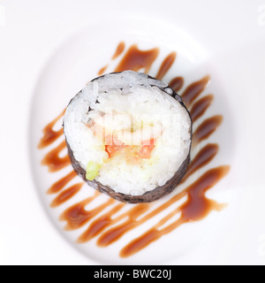 Decorate graziosamente sushi su una piastra, girato da dritto al di sopra Foto Stock