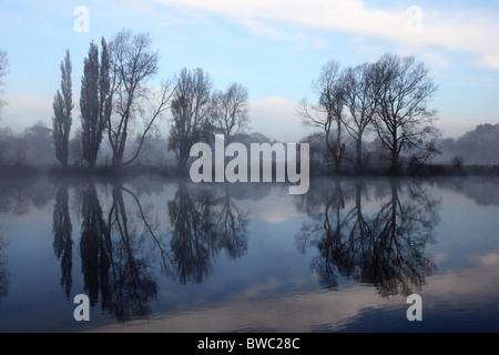 La mattina presto vista sul fiume Tamigi da Kew Gardens guardando verso Syon House, Richmond-on-Thames, London. Foto Stock