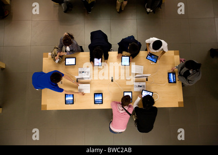 Persone che cercano il nuovo i pad sul Mac Apple Store, Ginza, Tokyo, Giappone. Foto Stock