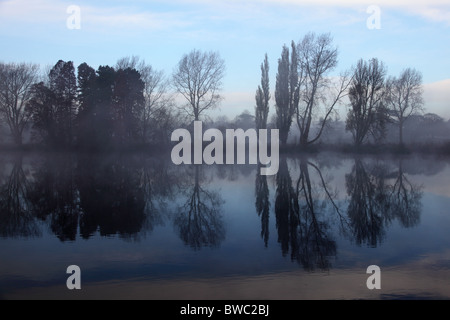 La mattina presto vista sul fiume Tamigi da Kew Gardens guardando verso Syon House, Richmond-on-Thames, London. Foto Stock