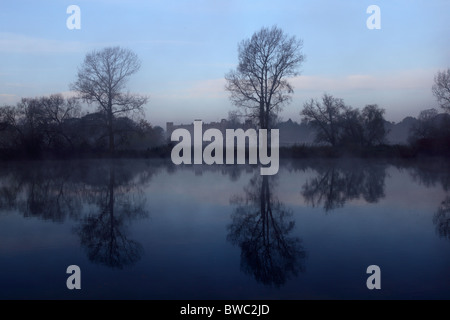 La mattina presto vista sul fiume Tamigi da Kew Gardens guardando verso Syon House, Richmond-on-Thames, London. Foto Stock