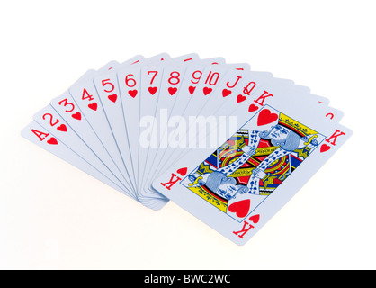 Giocattoli, giochi, giocando a carte, carte in tuta di cuori aperti a ventaglio in ordine numerico contro uno sfondo bianco. Foto Stock
