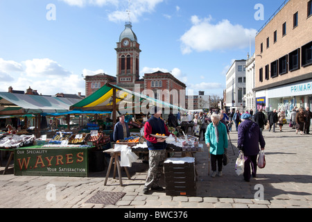 Chesterfields storico open air e di mercato Il mercato coperto nel Derbyshire Foto Stock