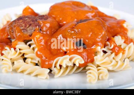 Le polpette di carne con salsa di pomodoro fresco e fusilli Foto Stock
