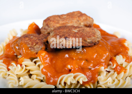 Le polpette di carne con salsa di pomodoro fresco e fusilli Foto Stock