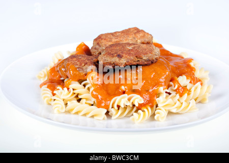 Le polpette di carne con salsa di pomodoro fresco e fusilli Foto Stock