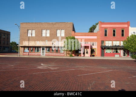 Le aziende sul courthouse square nella piccola città di Memphis, Texas, Stati Uniti d'America nella Panhandle area di stato. Foto Stock