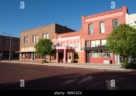 Le aziende sul courthouse square nella piccola città di Memphis, Texas, Stati Uniti d'America nella Panhandle area di stato. Foto Stock