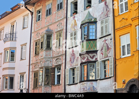 Case storiche presso la Piazza del Municipio / Town Hall Square con stucchi in stile rococò, Bolzano, Dolomiti, Italia Foto Stock