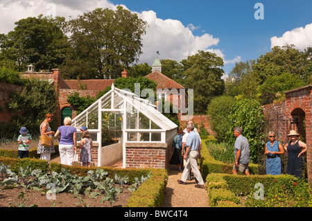 I visitatori in walled giardini vegetali a Redisham Hall giardini aperti in Redisham , Suffolk , Inghilterra , Gran Bretagna , Regno Unito Foto Stock