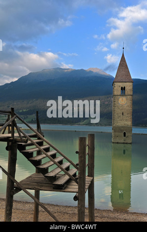 Il sommerso chiesa Torre del Lago di Resia a Curon Venosta / Graun, Dolomiti, Italia Foto Stock