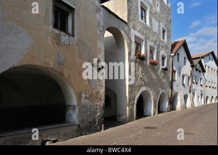 Porticato coperto marciapiede marciapiede lungo la Laubengasse a Glorenza / Glorenza, Dolomiti, Italia Foto Stock