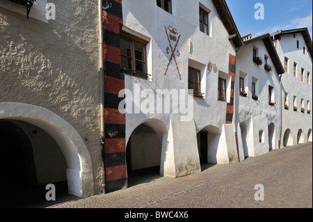 Porticato coperto marciapiede marciapiede lungo la Laubengasse a Glorenza / Glorenza, Dolomiti, Italia Foto Stock