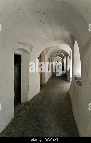 Porticato coperto marciapiede marciapiede lungo la Laubengasse a Glorenza / Glorenza, Dolomiti, Italia Foto Stock