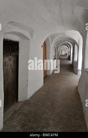 Porticato coperto marciapiede marciapiede lungo la Laubengasse a Glorenza / Glorenza, Dolomiti, Italia Foto Stock