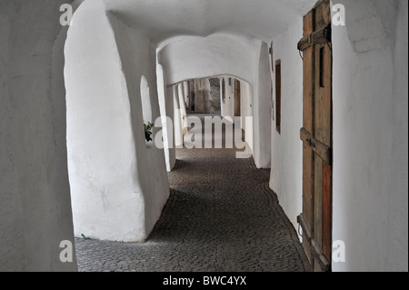 Porticato coperto marciapiede marciapiede lungo la Laubengasse a Glorenza / Glorenza, Dolomiti, Italia Foto Stock